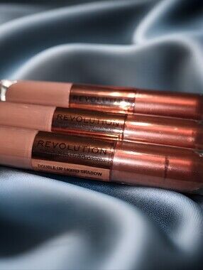 Revolution - Double Up Liquid Shadow - " Infatuated" Matte& Metallic Eye Shadow